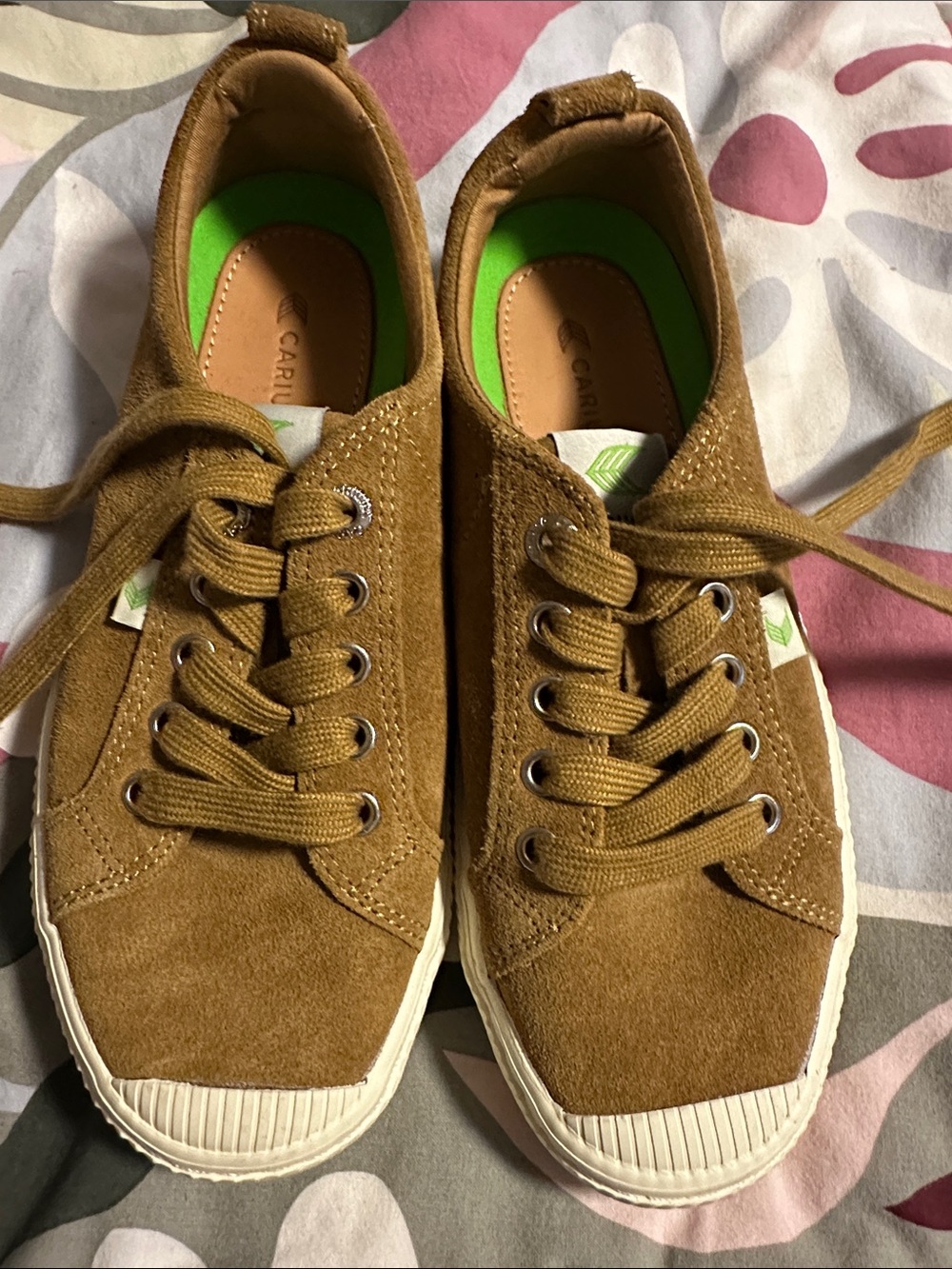 Cariuma Brown Suede Low-Top Sneakers with Green Insole